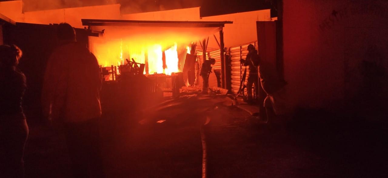 Bombeiros de São João del-Rei combatem incêndio que atingiu marcenarias em Santa Cruz de Minas