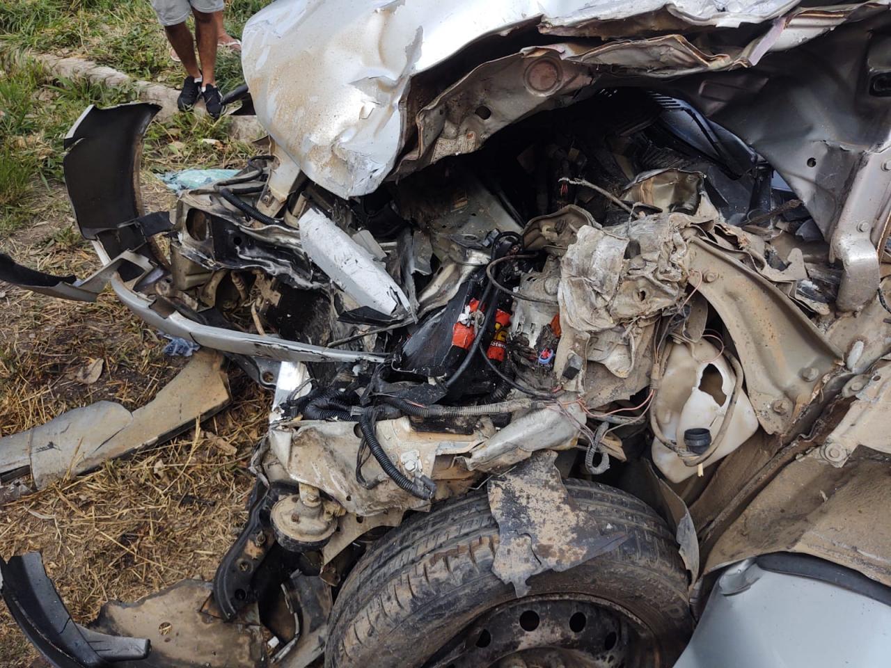 Colisão frontal entre caminhão e carro deixa vítima fatal