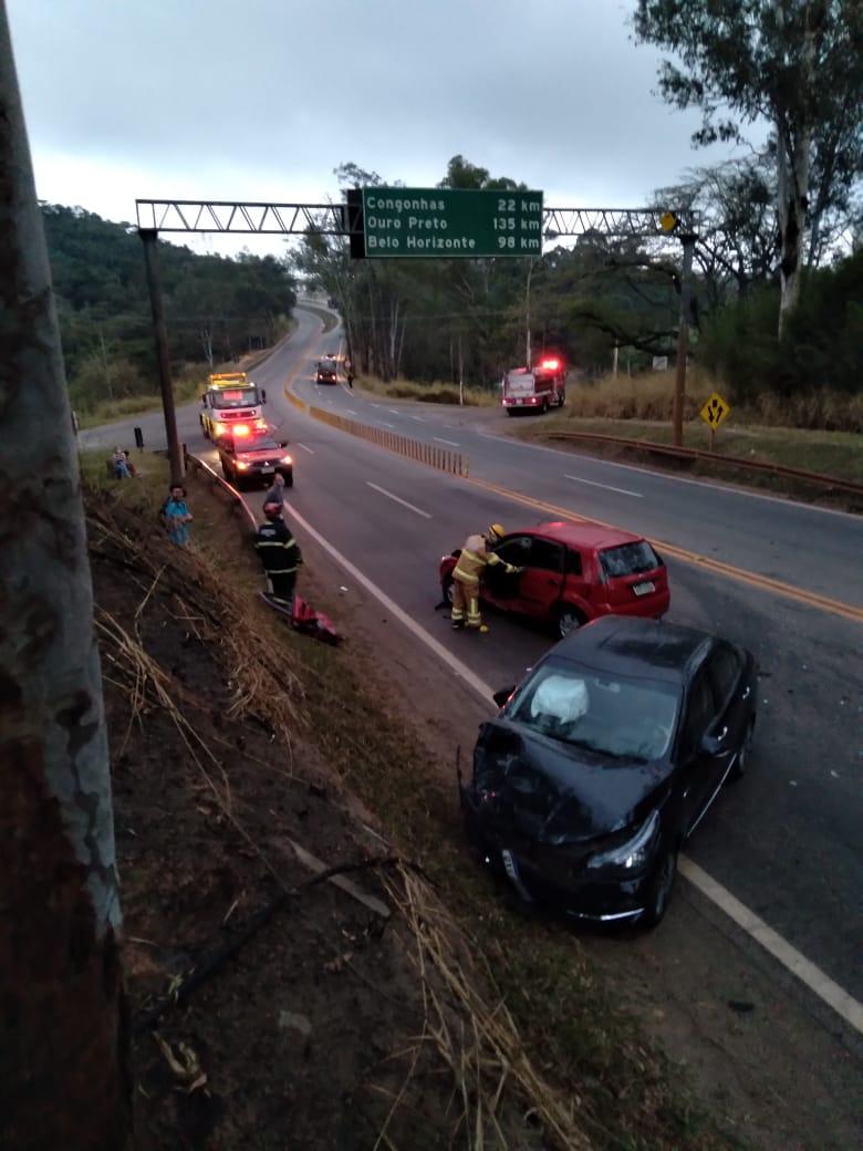 Dois carros se envolvem em acidente na BR 040