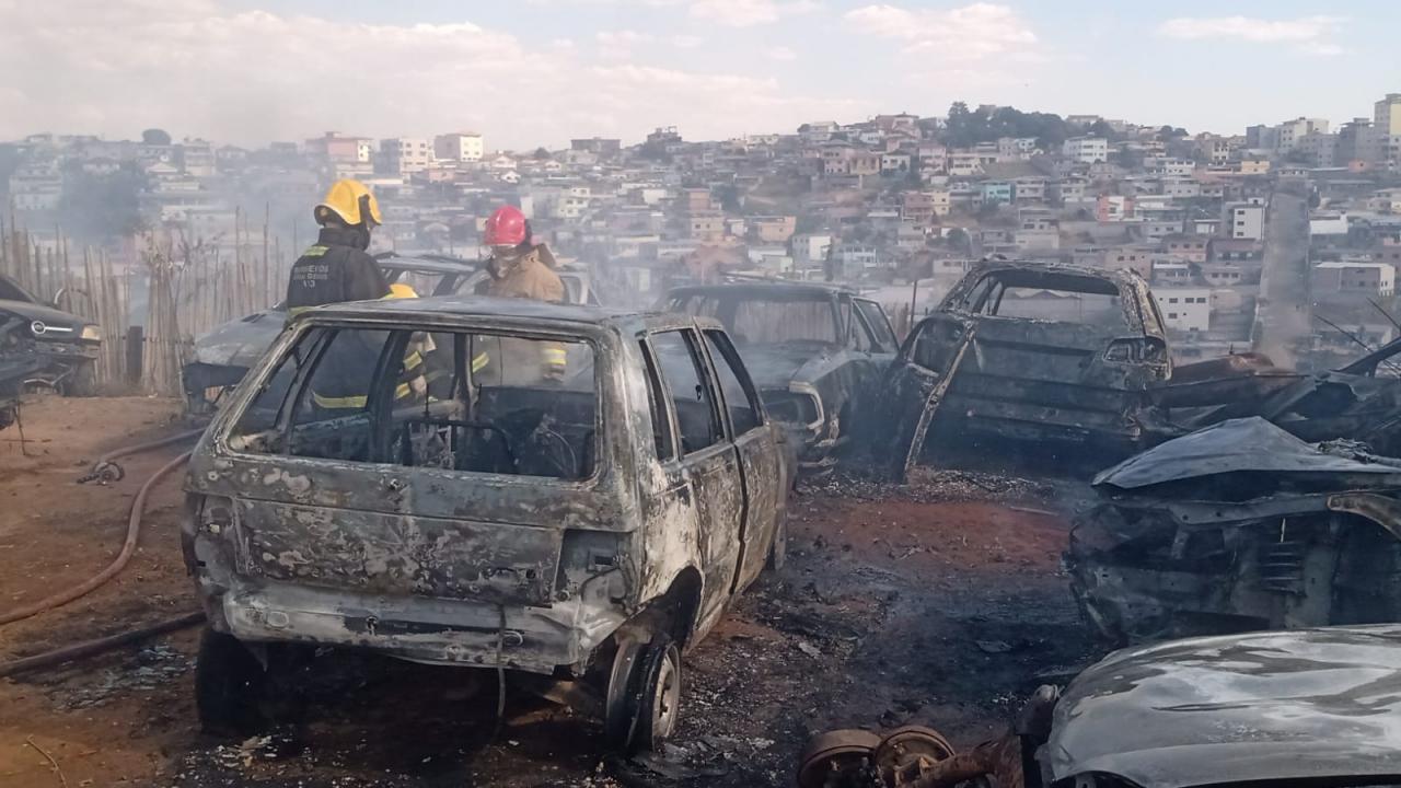 Incêndio atinge carros em lote vago de Barbacena