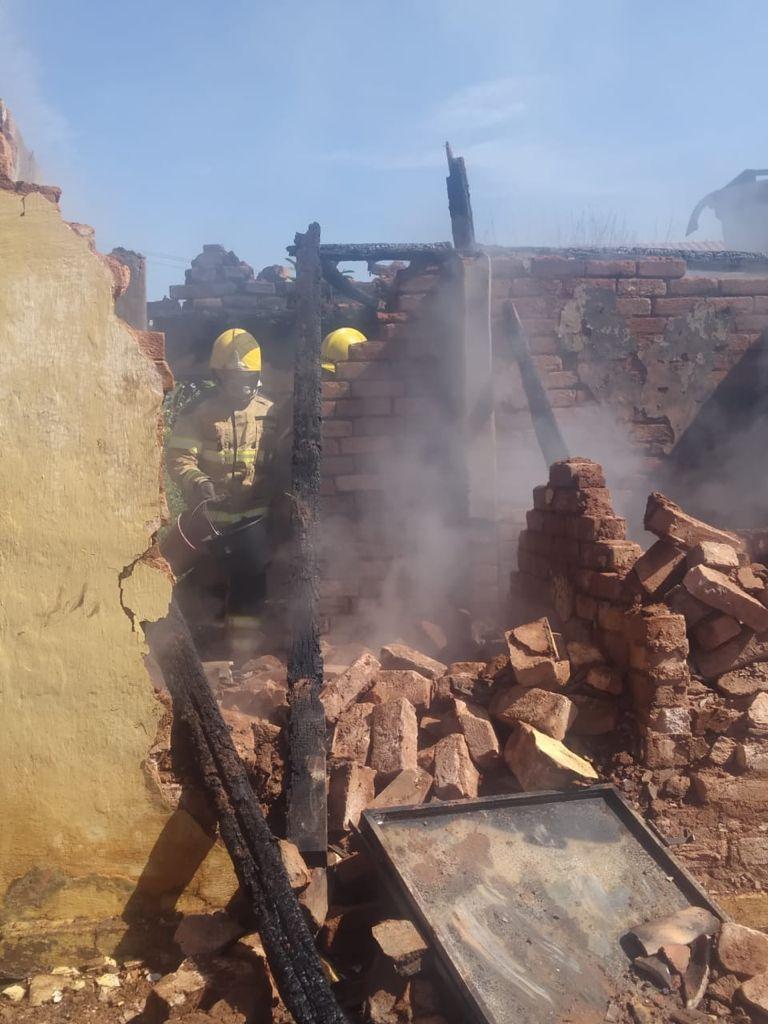 Pessoa com distúrbio psiquiátrico causa incêndio em vila para pessoas carentes em Entre Rios