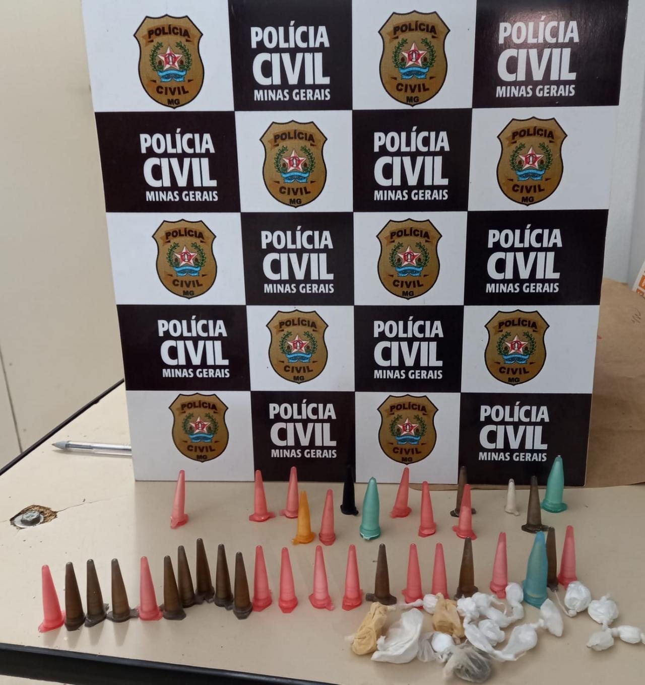 Polícia Civil apreende mais de 50 pinos de cocaína em Mercês