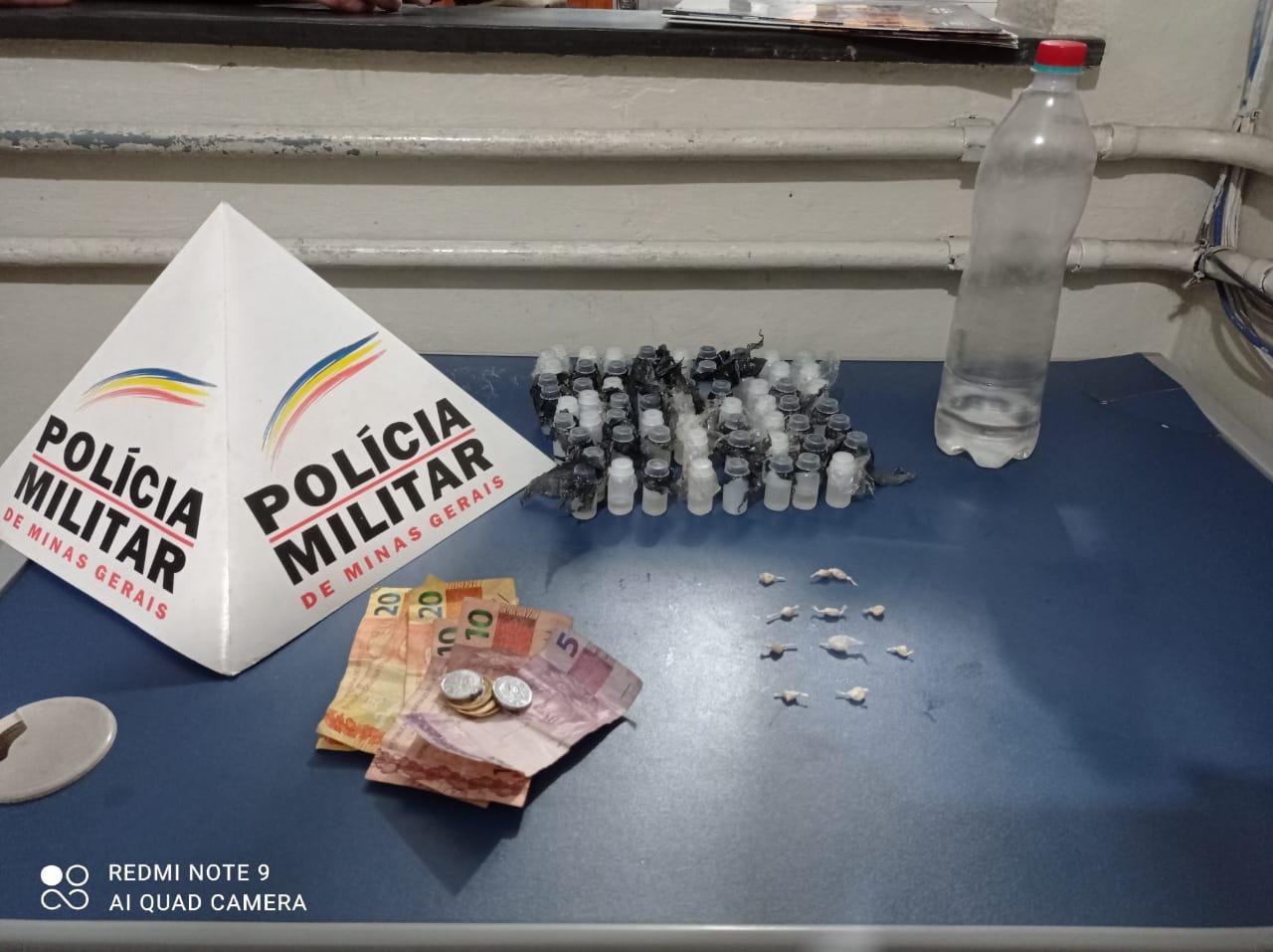 Adolescente e jovem são presos por tráfico de drogas no São Pedro