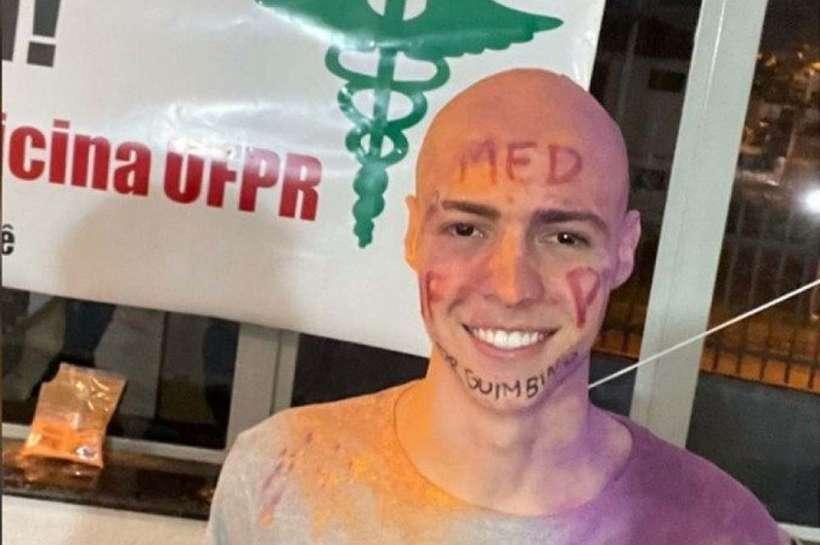Após raspar cabelo e celebrar aprovação, jovem 'perde' vaga em universidade