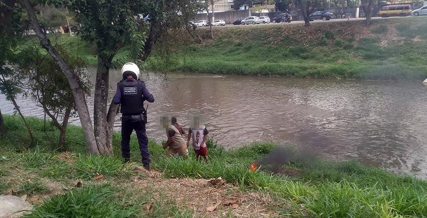 Atenção: colocar fogo em materiais nas margens do rio Paraibuna é proibido e pode resultar em prisão