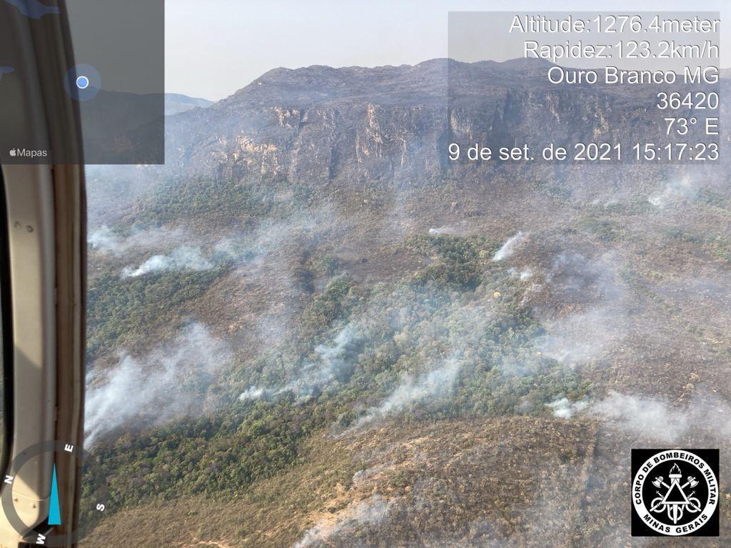 Bombeiros ainda combatem focos de incêndios na Serra do São José, veja vídeo