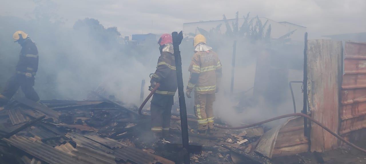 Bombeiros atende ocorrência de incêndio no bairro Distrito Industrial