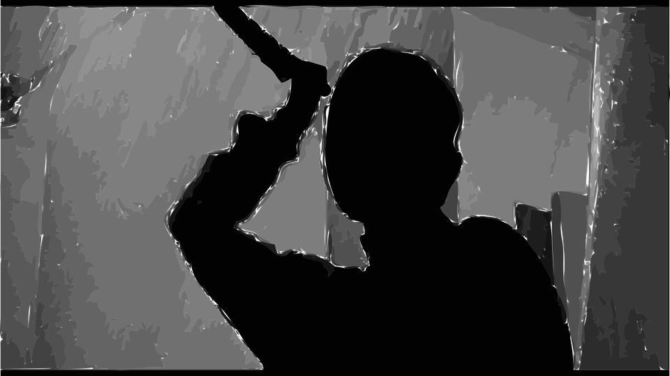 Empresa pagará a alguém 6.800 reais para assistir a 13 filmes de terror