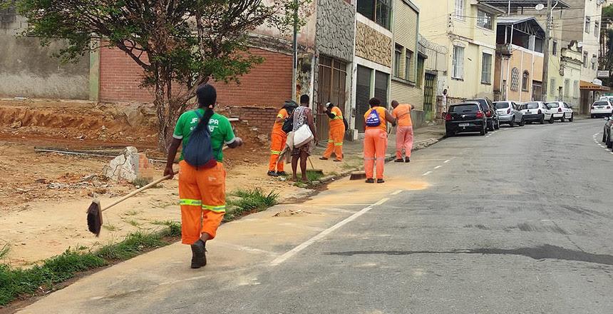 Equipe de varrição do Demlurb atua em variados pontos da cidade