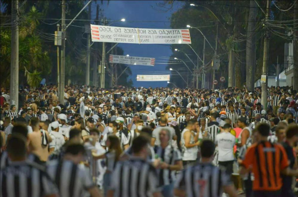 Galo x Palmeiras: Torcida se aglomera no entorno do Mineirão antes do jogo; veja vídeo