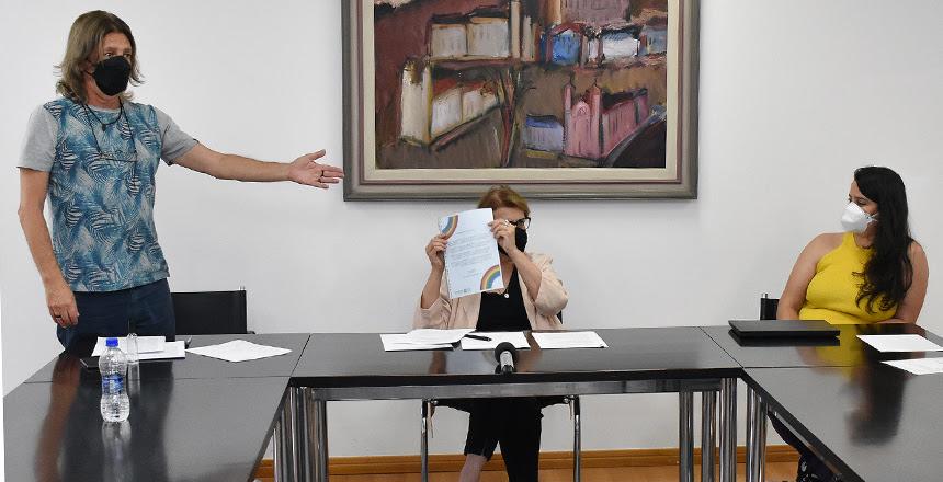GT LGBTQIA+ entrega Plano Municipal de Trabalho à prefeita