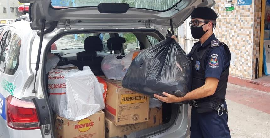 “Guarda Amiga” entrega roupas para população em situação de rua