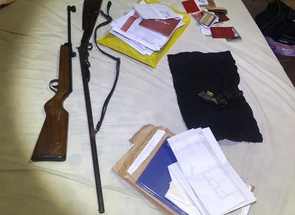 Três armas foram apreendidas na casa do presidente — Foto: Polícia Civil/Divulgação