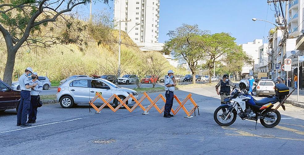Implosão de rocha interdita trecho da Rio Branco no bairro Cruzeiro do Sul neste sábado