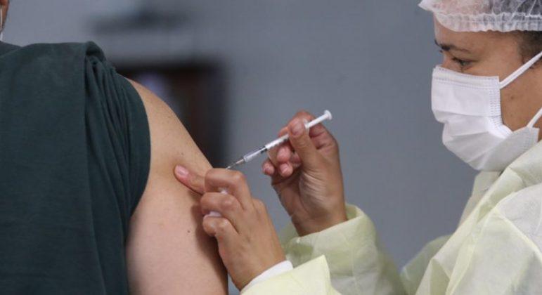 Metade da população adulta de Minas Gerais completou o esquema de vacinação contra a covid-19