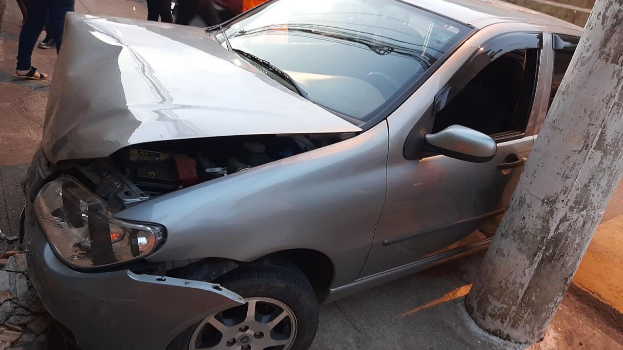 Mulher de 62 anos perde controle do carro e bate em muro, em Barbacena