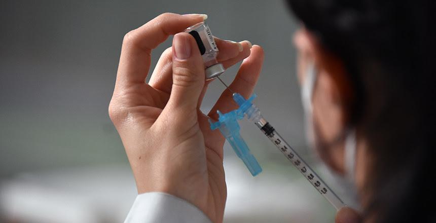 PJF vacina todos os trabalhadores da educação com a segunda dose entre sexta e segunda-feira