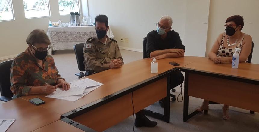 Prefeita assina convênio de trânsito com a PM e visita novas instalações do Copom