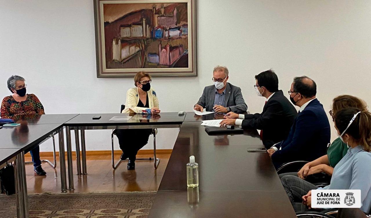 Presidente da Câmara Municipal participa do ato de assinatura do termo de compromisso para o retorno das aulas