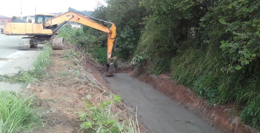 Secretaria de Obras inicia a limpeza mecanizada do córrego São Pedro, no bairro Democrata