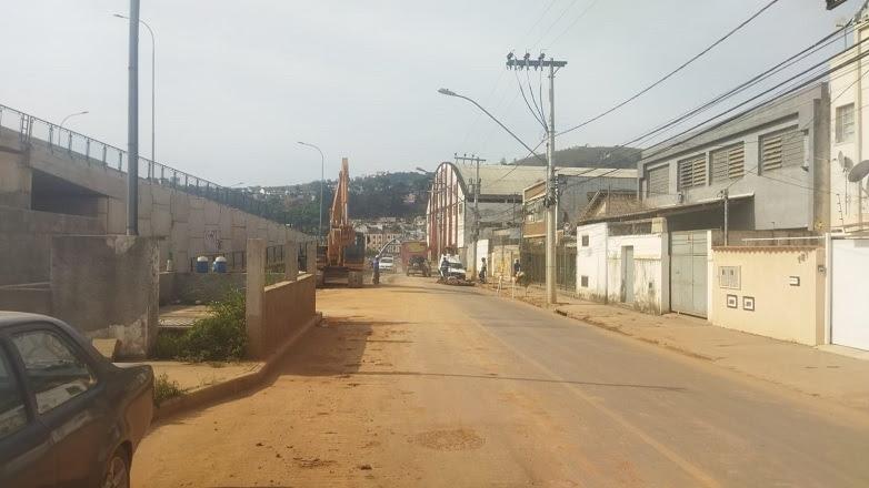 Trânsito na rua Coronel Delfino Nonato de Faria segue parcialmente interditado até o fim do mês