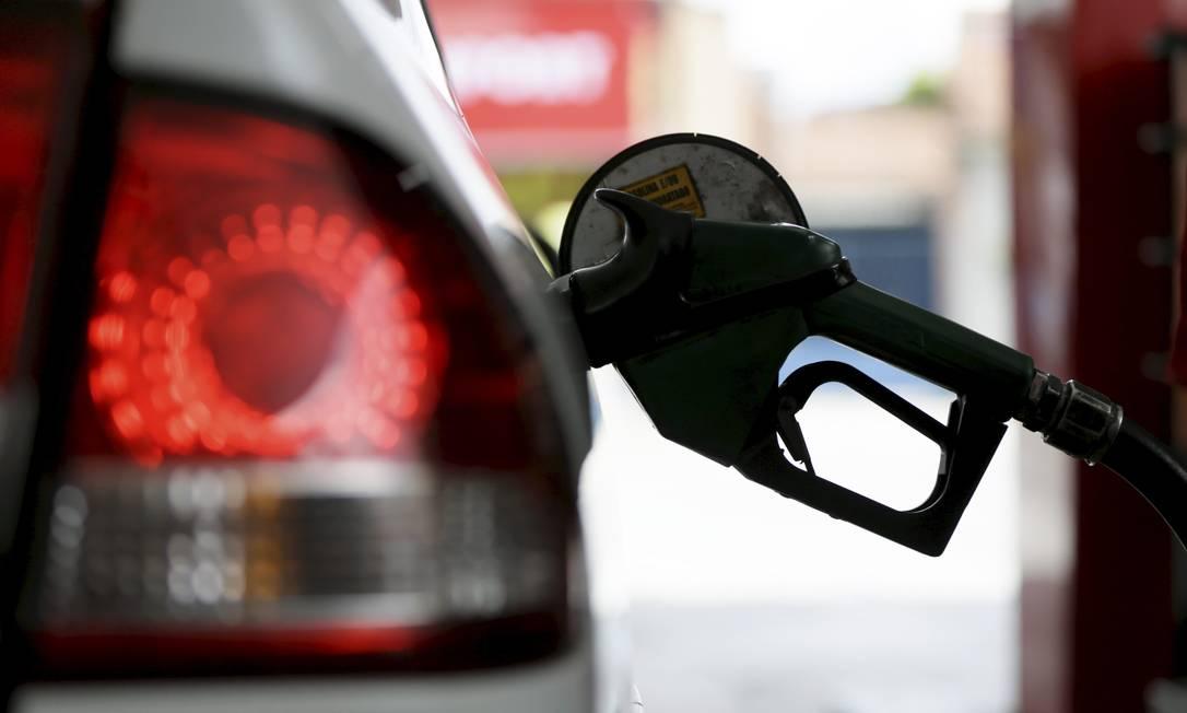 Valor da gasolina e do diesel sobe pela quarta semana nas bombas e alta chega a 35,5% no ano, diz ANP