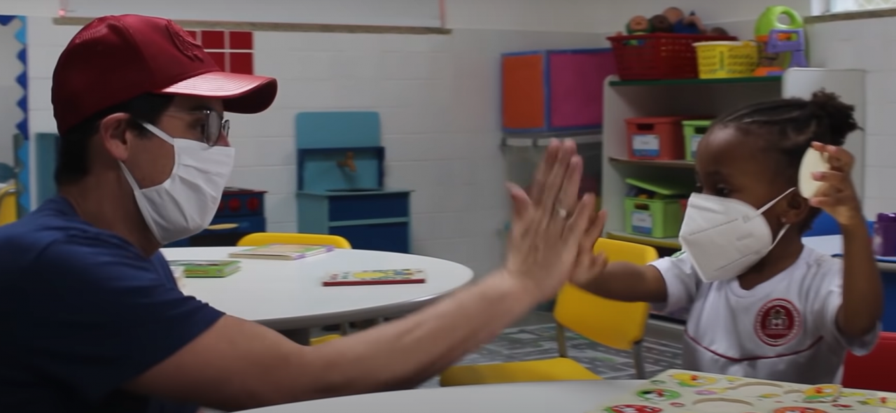 Após conseguir bolsa de 100%, Bruno De Luca mostra primeiro dia de aula de Sophie, filha de sua funcionária