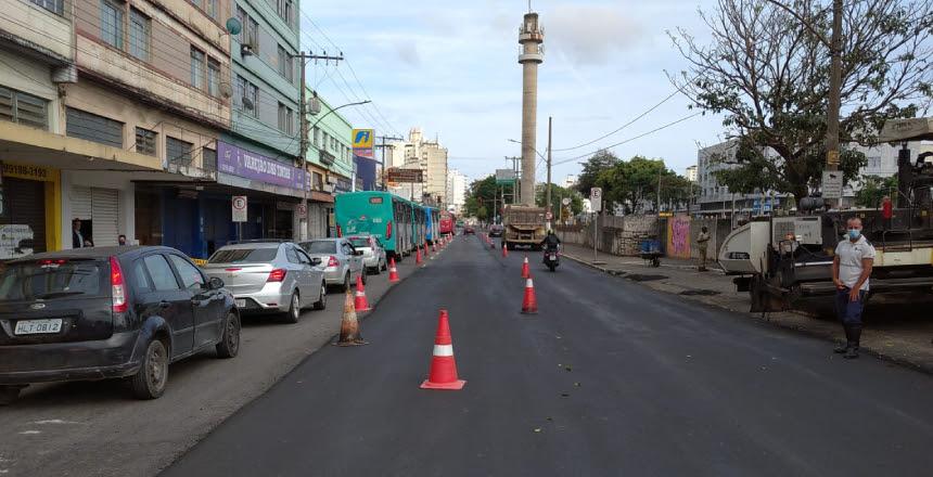 Asfaltamento prossegue na Avenida Francisco Bernardino nesta sexta-feira