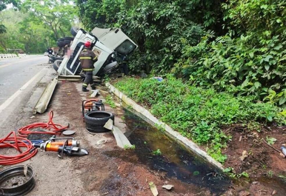 BR-356 é liberada após acidente com carreta carregada de produtos químicos em Muriaé