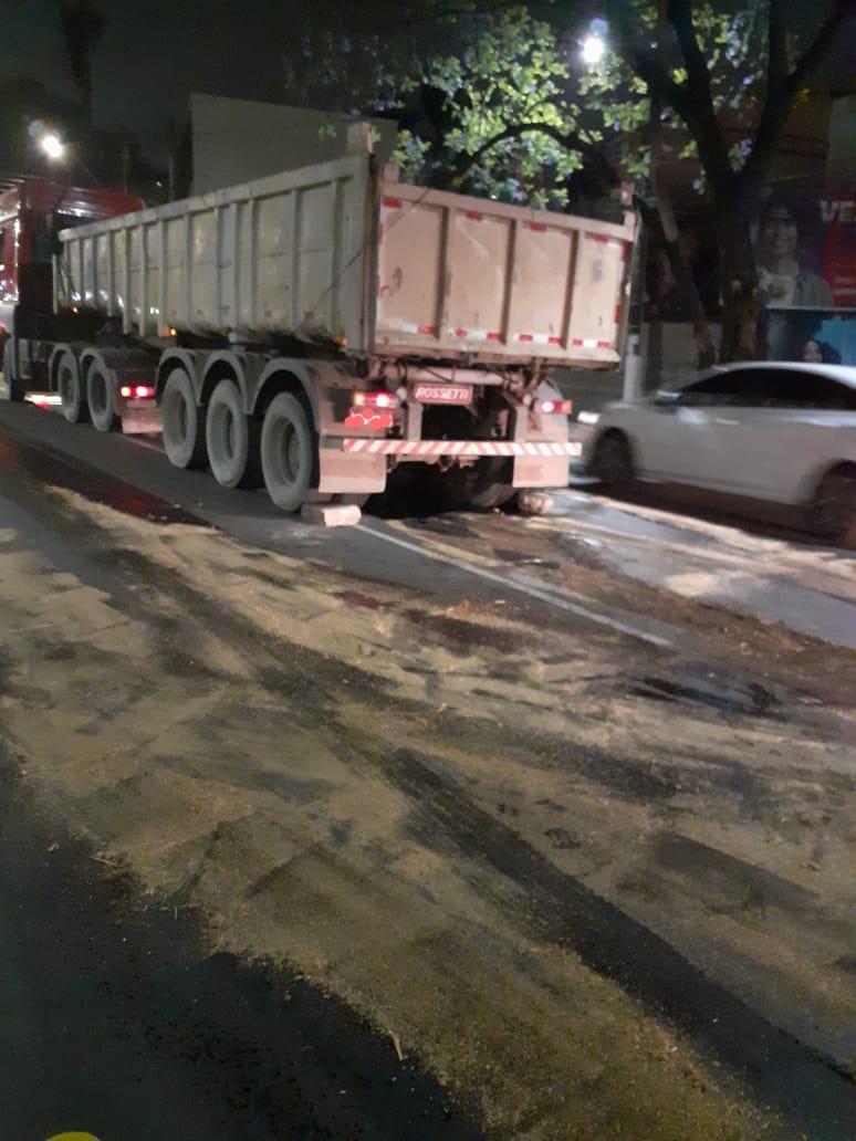Caminhão derrama 100 metros de óleo no Centro de Conselheiro Alfaiate