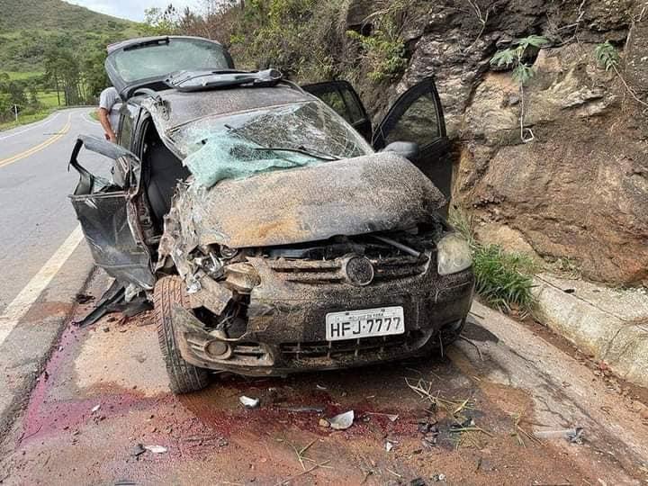 Carro bate contra paredão de pedra na BR-267 próximo à Aiuruoca