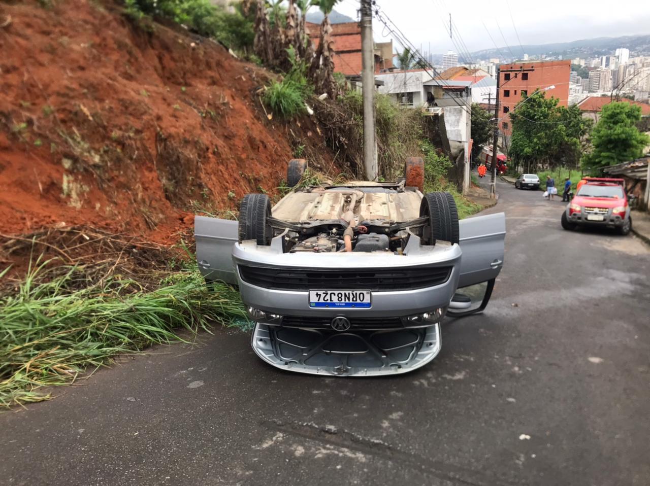 Carro capota em Santa Cecília com dois passageiros