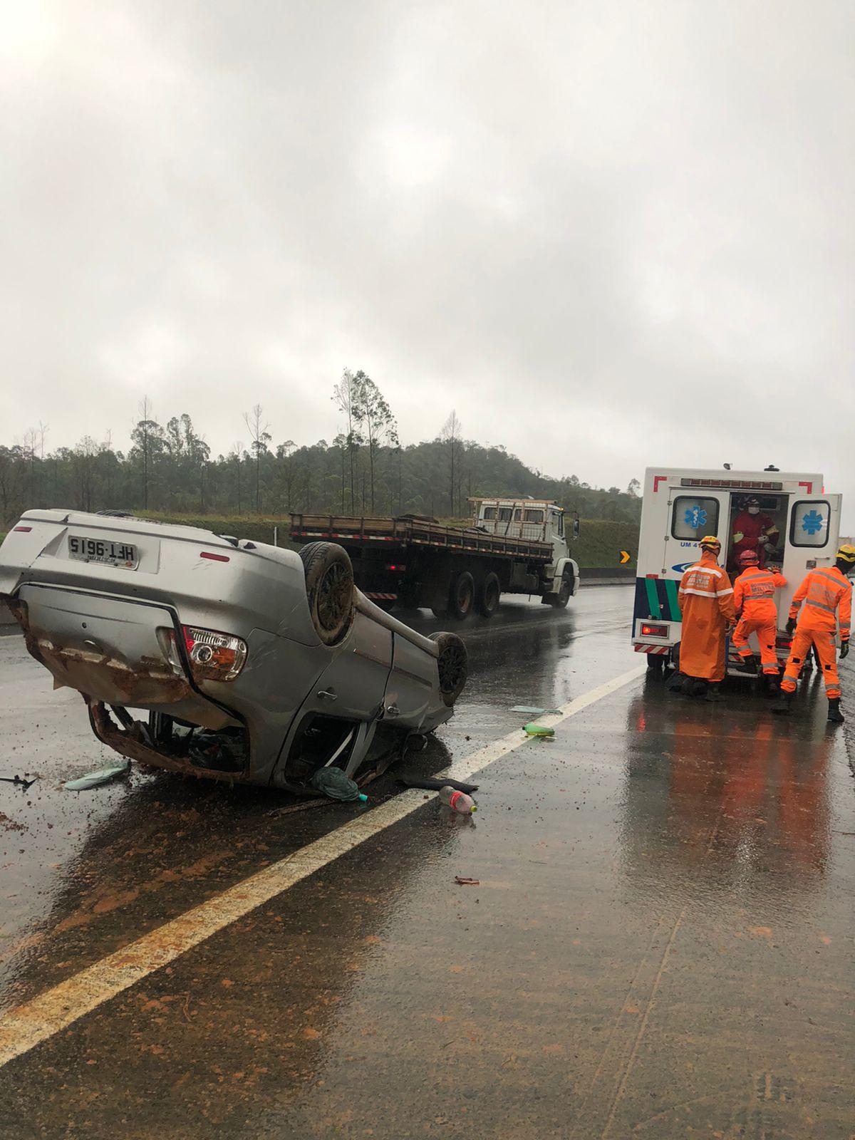 Carro com 4 ocupantes capota na BR 040 KM 787