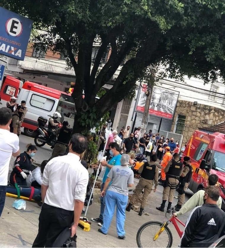 Carro desgovernado atropela três mulheres em Juiz de Fora; veja vídeos