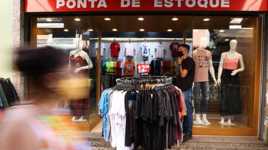 Como a inflação alta impacta o emprego, a renda e a economia