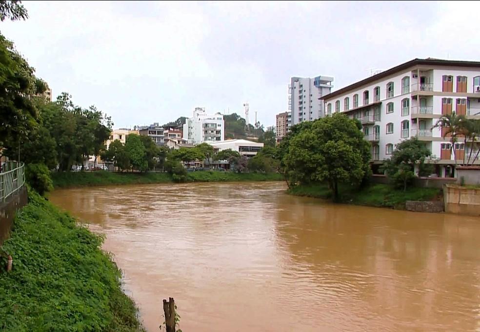 Defesa Civil alerta para risco de transbordamento de rios devido à chuva contínua em Muriaé