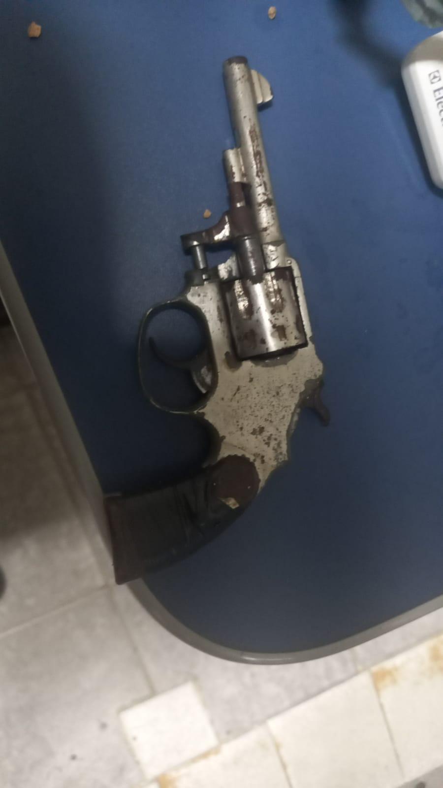 Dois homens em uma moto são presos por porte ilegal de arma em Cataguases