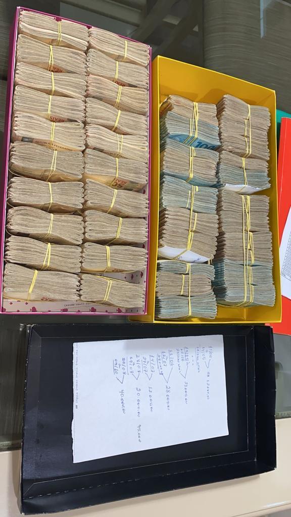 Polícia ainda conta montante apreendido DIVULGAÇÃO/PF