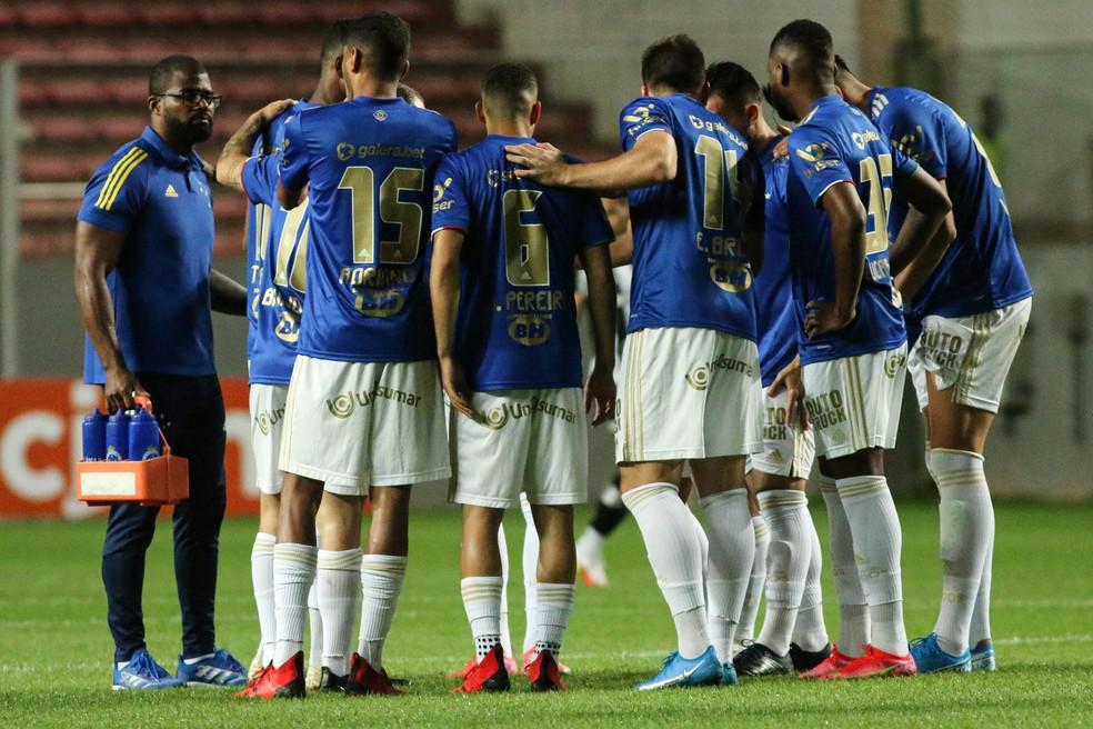 Jogadores do Cruzeiro se reúnem antes do jogo com o Botafogo — Foto: Fernando Moreno/Agif