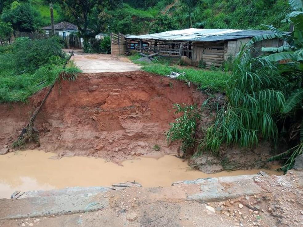 Imagem de arquivo mostra ponte que foi destruída com a chuva em Muriaé — Foto: Silvan Alves/Reprodução