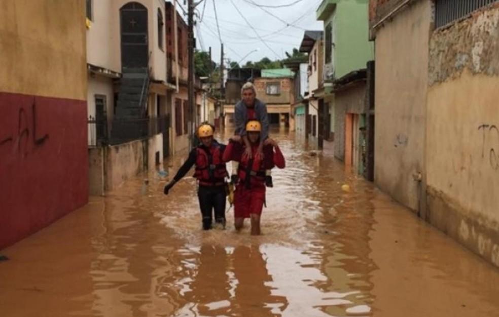 Imagem de mostra idoso sendo resgatado durante enchente em Muriaé — Foto: Corpo de Bombeiros/Divulgação