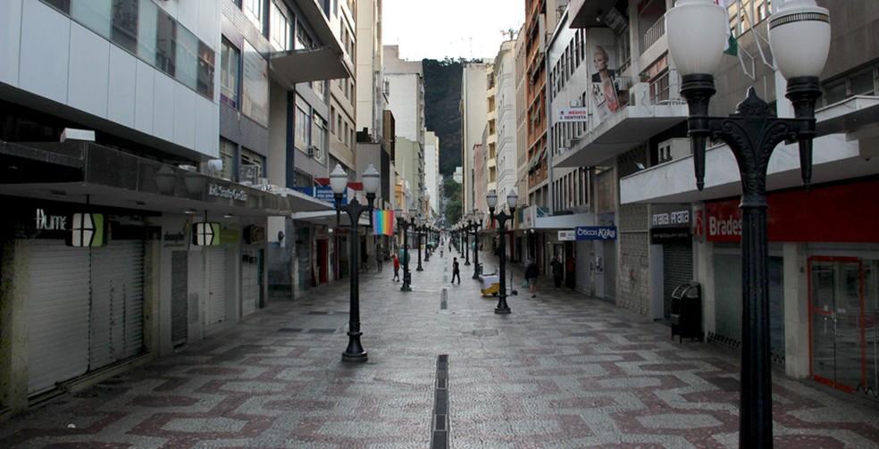 Ladrões assaltam joalheria, atiram contra funcionárias e fogem com 3 sacolas de mercadorias no Centro de Juiz de Fora