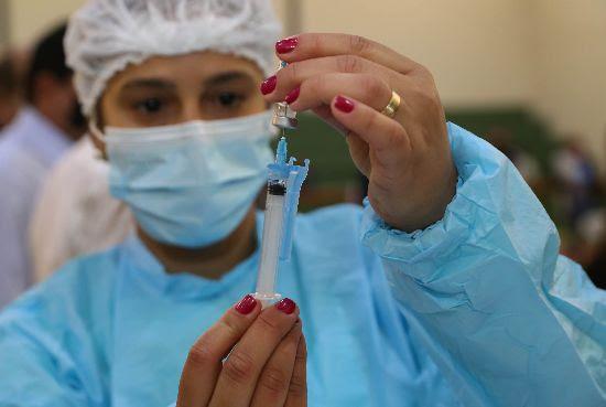 Minas já distribuiu 100% das doses para imunizar trabalhadores da educação