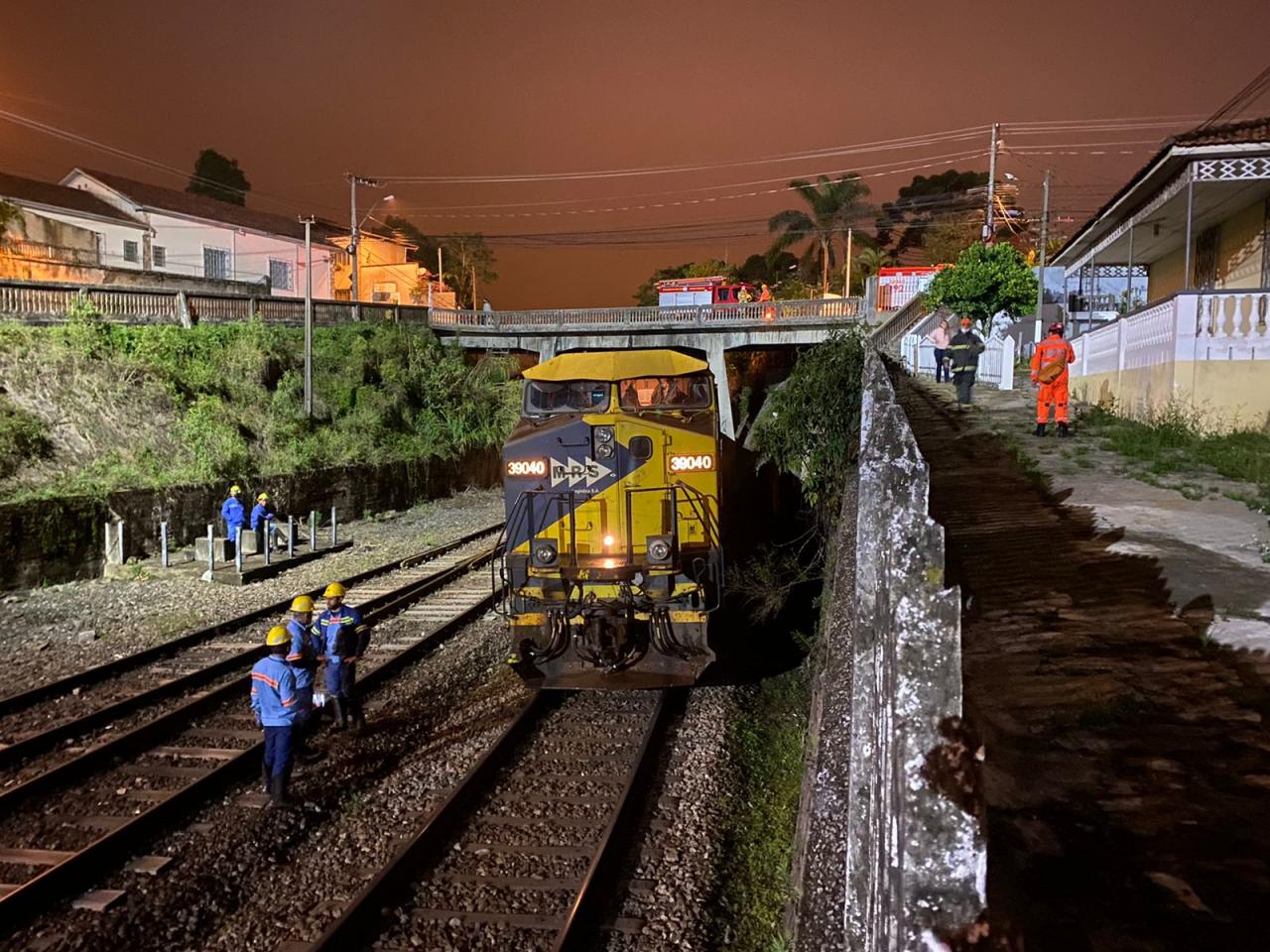 Pessoa embriagada é atropelada em composição férrea