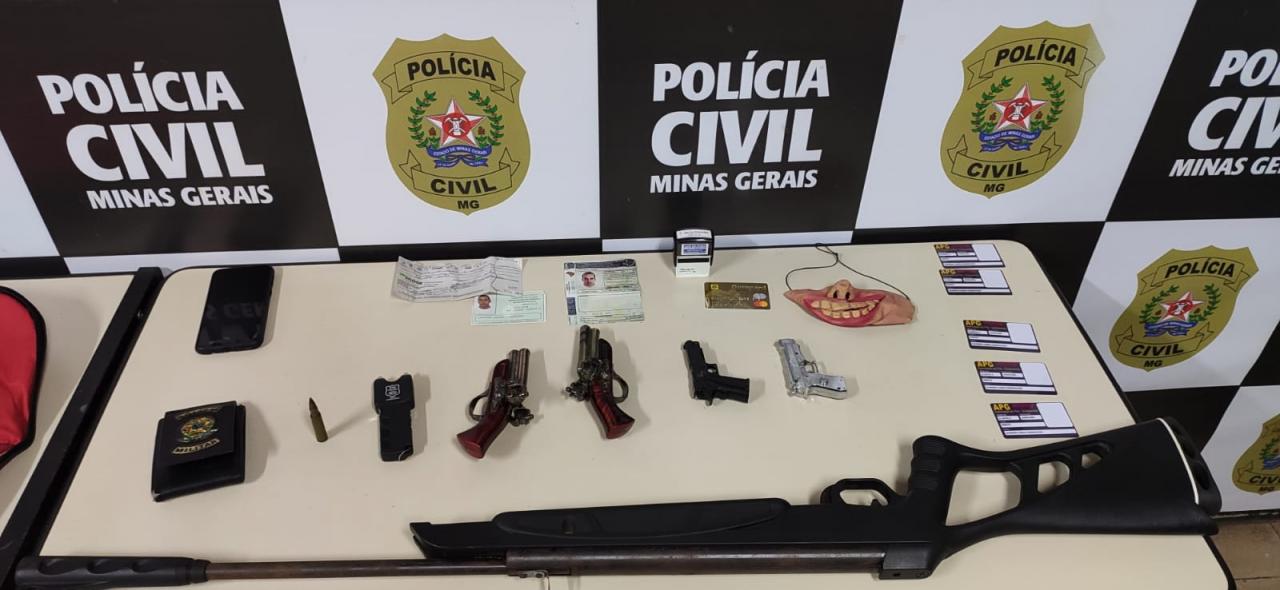 Polícia Civil prende homem com cheque roubado, munição, simulacros e documentos falsos em Juiz de Fora; veja o vídeo do delegado