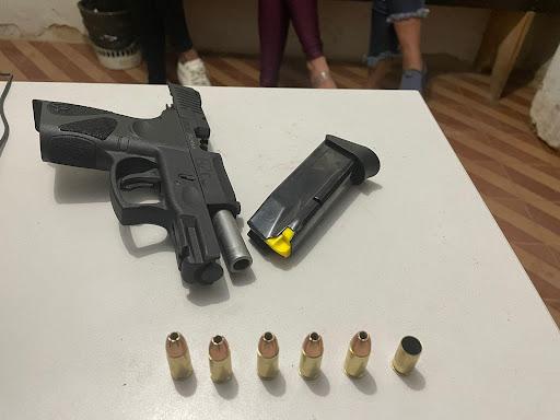 Polícia Militar prende autora por porte ilegal de arma de fogo e disparo em via pública em Ubá