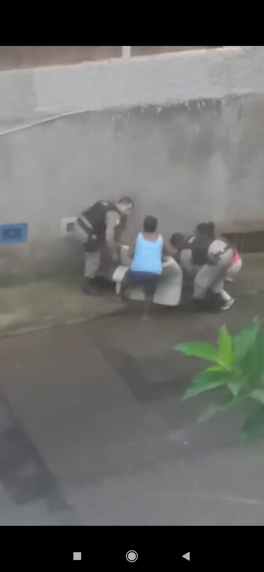 Policiais militares realizaram parto de mulher na calçada em Linhares; veja vídeo