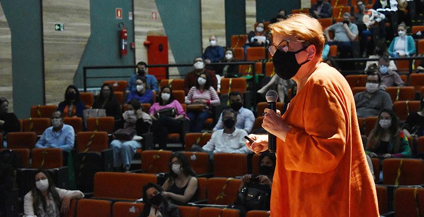 Prefeita ministra conferência de abertura no lançamento do curso Líder+Ágil