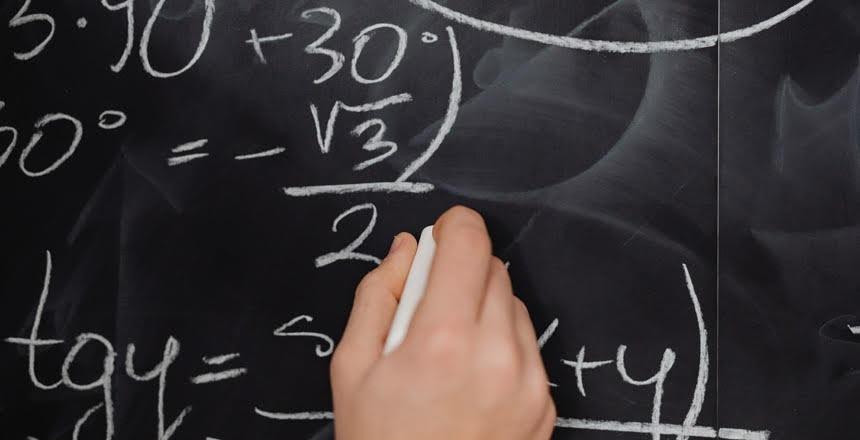 Prefeitura publica editais de contratação de professores neste sábado