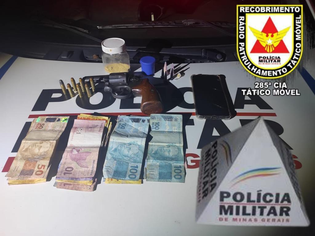 Quatro homens são presos por posse de arma ilegal e tráfico de drogas em Ubá